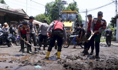 Polres-Situbondo-Gelar-Bakti-Sosial-Bersihkan-Material-Pasca-Banjir-di-Kecamatan-Kendit