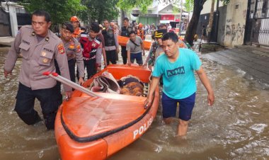 Polisi-Evakuasi-Lansia-Korban-Terdampak-Banjir-di-Cengkareng