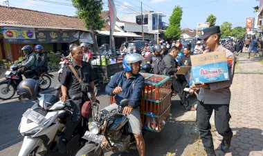 Polisi-Peduli-:-Polres-Bondowoso-Berbagi-Air-Minum-kepada-Warga-yang-Antri-di-SPBU