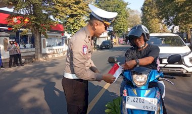 Merah-Putih-di-Jalanan-Jember:-Polisi-Ajak-Warga-Sambut-HUT-RI-ke---80-Gelorakan-Semangat-Nasionalisme