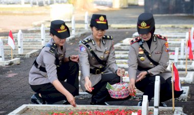 Menjelang-Hari-Jadi-Ke-77,-Polwan-Polresta-Sidoarjo-Gelar-Ziarah-ke-Makam-Pahlawan