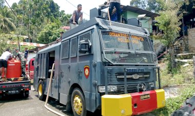 Quick-Respon-Polri-Bantu-Padamkan-Kebakaran-di-Kodam-Lama-Jayapura