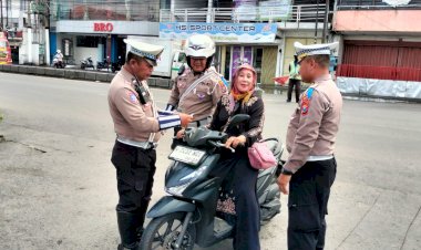 Polsek-Porong-Beri-Teguran-Humanis-Pengendara-Tanpa-Helm-untuk-Keselamatan-Bersama