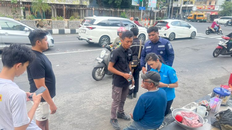 Aksi Humanis Polisi, Bripka Julianto Sigap Tolong Lansia Terjatuh
